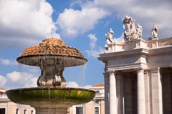Fonte na Praça de São Pedro no Vaticano - Roma — Fotografia de Stock