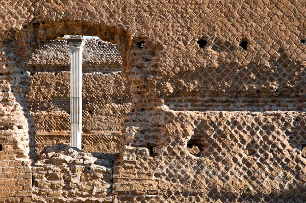Antiguas paredes de ladrillos romanos y ventana en Villa Adriana — Foto de Stock