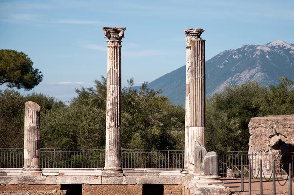 Trzy kolumny tło górskich w villa adriana — Zdjęcie stockowe