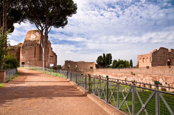 Strada accanto allo stadio palatino in collina palatina a Roma — Foto Stock