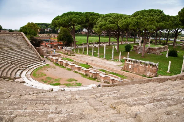 露天剧场的步骤和陵墓在奥斯提亚安蒂卡-罗马 免版税图库图片
