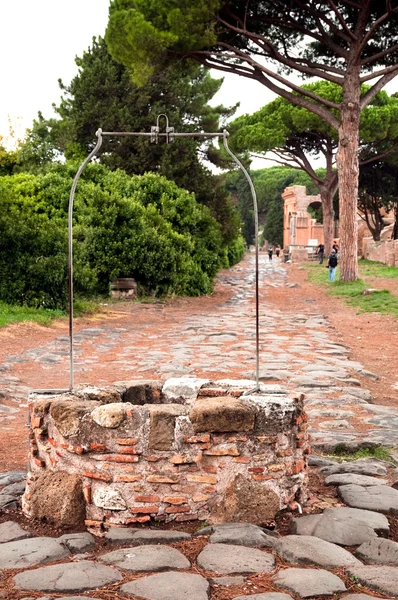 Brunnen auf der alten römischen steinigen Straße bei ostia antica - rom — Stockfoto