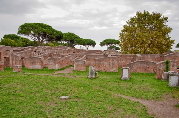 Ruinerna från caserma dei vigili del fuoco på ostia antica - Rom — Stockfoto