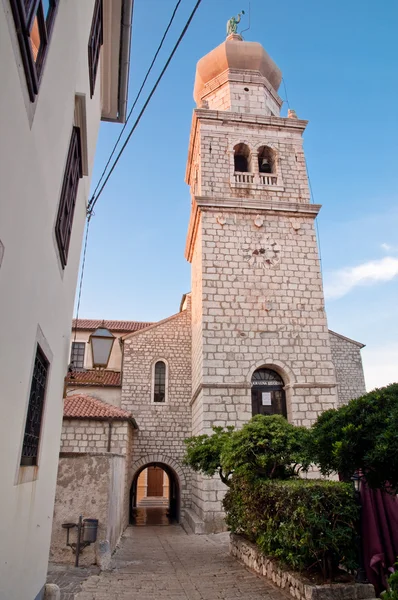 Krk katedral çan kulesine görünümü fron ikincil geçit - Hırvatistan — Stok fotoğraf