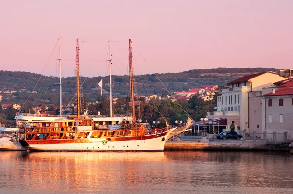 크르크 포트 아침 빛-크로아티아에 도킹 배 항해 — 스톡 사진