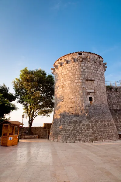 Torre de fortaleza de Frankopan y pequeña tienda de madera en Krk - Croacia —  Fotos de Stock