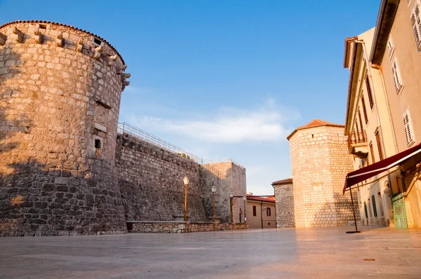 Frankopan 堡垒塔和墙壁从广场地面水平在 k — 图库照片