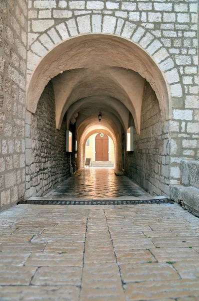 Paso de arco de piedra en la catedral de Krk en el centro antiguo - Croacia — Foto de Stock