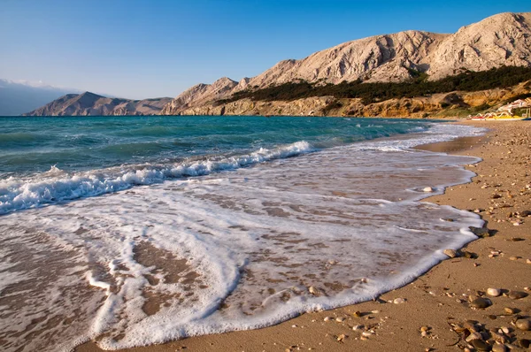 Playa de Baska con olas de espuma en Krk - Croacia — Foto de Stock