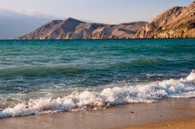 Dalgalar baska Beach deki krk - Hırvatistan