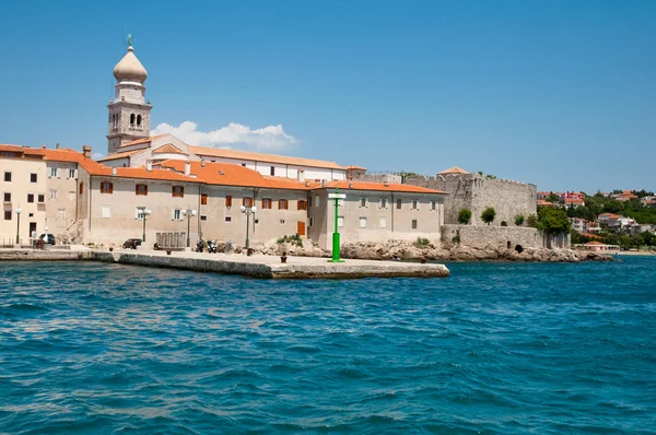 Kroatien - panoramautsikt över krk gamla staden port från havet — Stockfoto