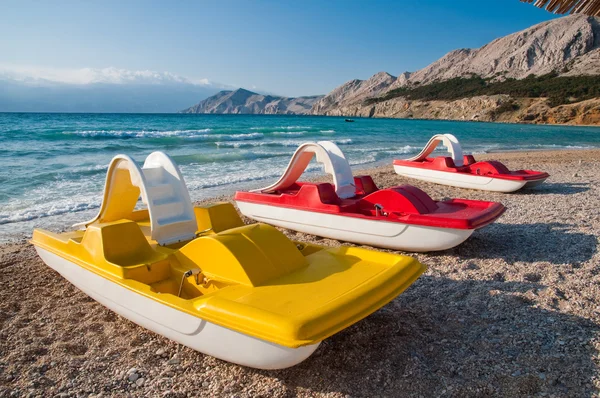 Baska - krk - Hırvatistan, sahilde pedal tekneler — Stok fotoğraf