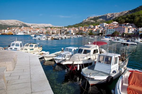 Přístav a lodě v Bašce pozadí baska staré město - krk - Chorvatsko — Stock fotografie