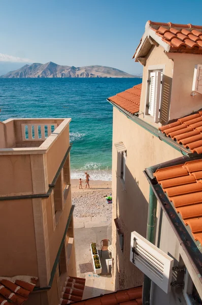 Baska plaj ve yine de kasaba evleri - krk - Hırvatistan göster — Stok fotoğraf
