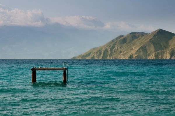 Причал в море на пляжі - Крк - Хорватія Башка — стокове фото