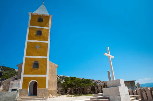 Chiesa di Sveti Jurje vista frontale e cemento a Baska - Krk Croato — Foto Stock