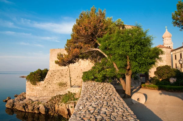 Steinmauern aus quadratischen und frankopanischen Burg bei Krk - croa — Stockfoto