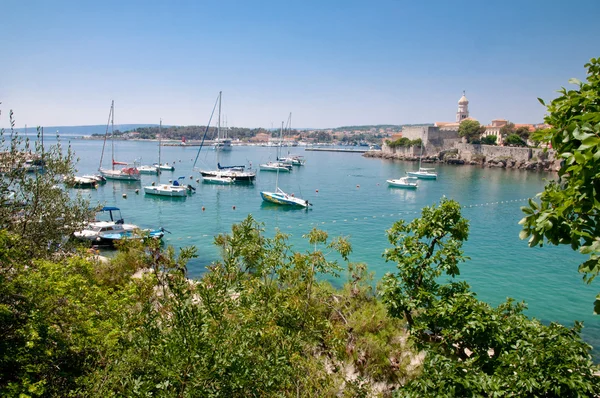 Boats on little port beside Krk old town view with vegetation - — Stock Photo, Image