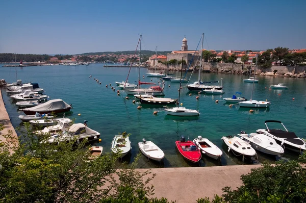 Lodě na malý přístav vedle staré město krk - Chorvatsko — Stock fotografie