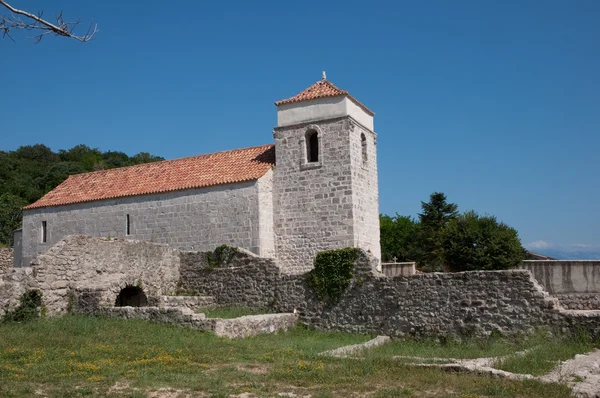 St lucia kerk links zijaanzicht op Jurandvori - baska - krk - cro — Stockfoto