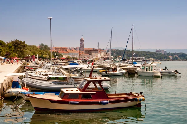 Statki i łodzie w porcie miasta krk - Chorwacja — Zdjęcie stockowe