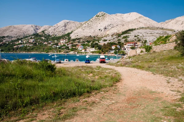 Stara Baska vista desde un pequeño camino de tierra en krk - Croacia —  Fotos de Stock