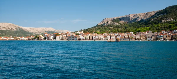 Panoramic view of Baska town and mountains from sea - Krk - Croa — Stock Photo, Image