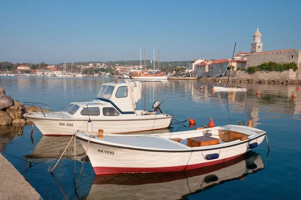 Två båtar på lilla hamn nära gamla staden krk - Kroatien — Stockfoto