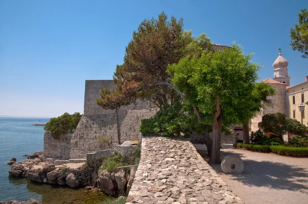 Murallas de piedra del fuerte de la plaza y el castillo de Frankopan en Krk - Croa — Foto de Stock