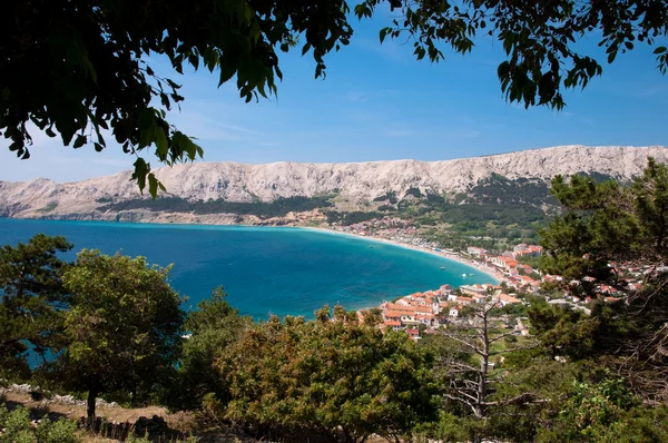 Baie de Baska mer et ville du point de vue panoramique cadre de trois - K — Photo