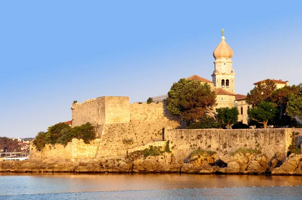 종탑 및 크르크-크로아티아에서 바다에 의해 오래 된 도시 벽 — 스톡 사진