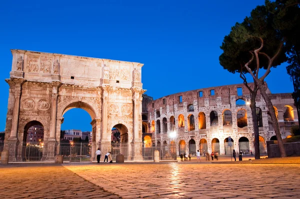 Vista notturna di Arco di Costantino e colosseo a Roma — Foto Stock