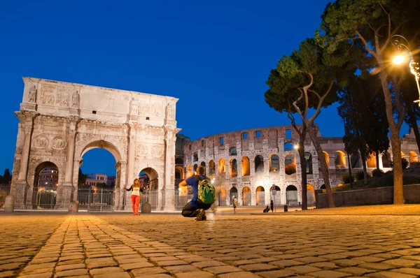 Night view of Arco di Costantino and colosseo with tourists at R — Stock Photo, Image