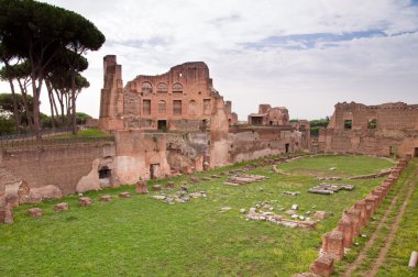 Palatine Stadyumu yan görünümünde palatine tepesi Roma Harabeleri