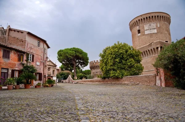 Borgo di ostia antica und castello di giulio ii in rom — Stockfoto