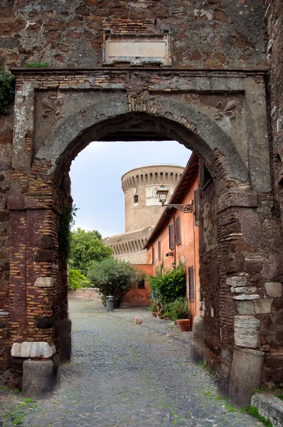 Eingang zu borgo di ostia antica und castello di giulio ii bei r — Stockfoto