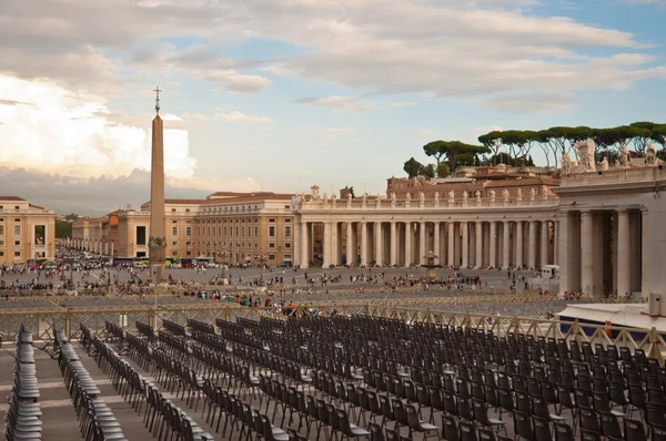 椅子和方尖碑在梵蒂冈圣彼得大广场- — 图库照片