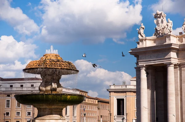 Fontaine sur la place Saint-Pierre avec des pigeons au Vaticano — Photo