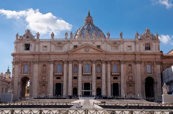 St peter basiliek fachade op blauwe hemel dag vaticano — Stockfoto