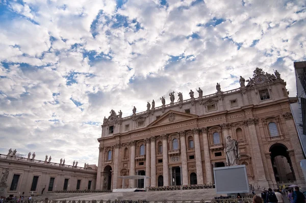 St Peter bazilika első fachade a felhős ég, Vatikán — Stock Fotó