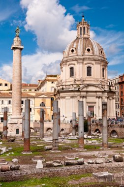 Fori Imperiali - sütun kalıntıları ve colonna trajana ve chiesa d