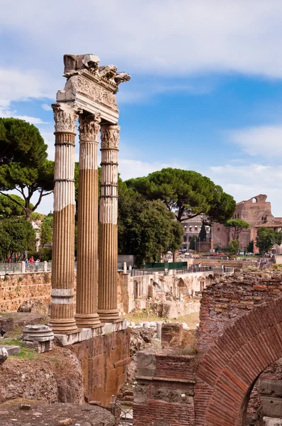 Starověké sloupce v fori imperiali v Římě — Stock fotografie