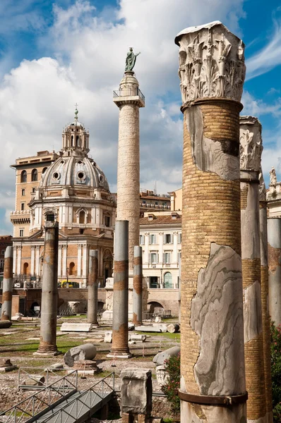 Fori Imperiali - Dettaglio colonna sfondo Colonna trajana e Ch — Foto Stock