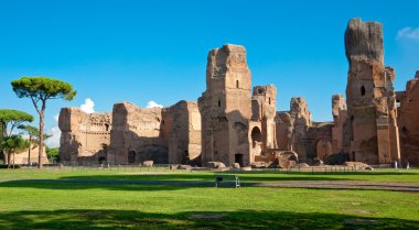 Caracalla Harabeleri görünümü yerden panoramik Roma yaylar
