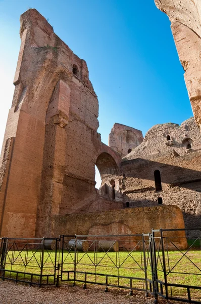 Muri di mattoni rovine e recinzioni sulle sorgenti di caracalla a Roma — Foto Stock