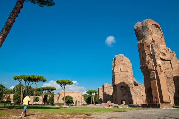 Ruinen der Caracalla-Quellen und Junge beim Spazierengehen in Rom — Stockfoto