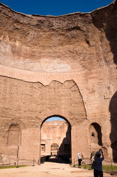 Große Kuppelruinen mit Touristen an den Caracalla-Quellen - rom — Stockfoto