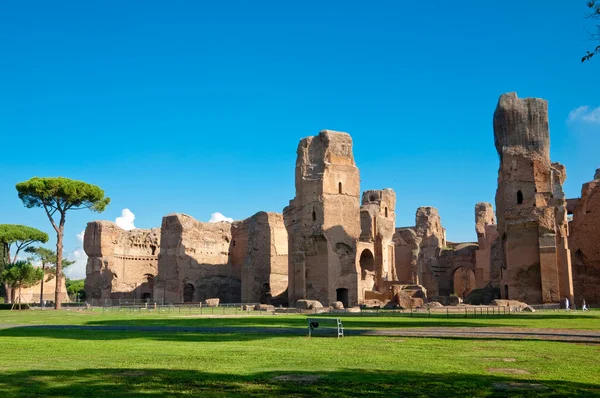 Caracalla springs ruins view from ground with big blue sky at Ro — Stok fotoğraf