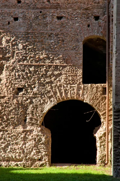 Ruinas de la antigua muralla romana y la puerta de los manantiales de caracalla en Roma — Foto de Stock