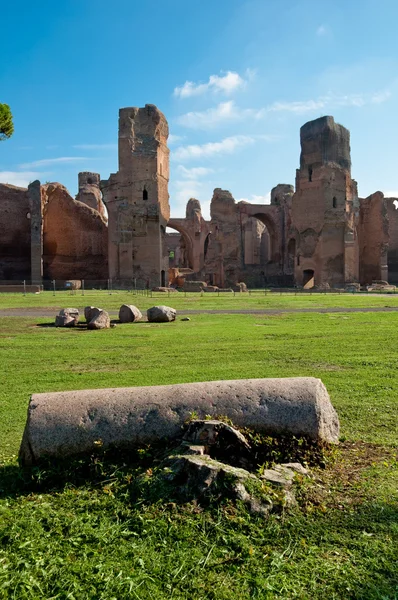 Vista de las ruinas de los manantiales de Caracalla desde los terrenos con columna en Roma — Foto de Stock